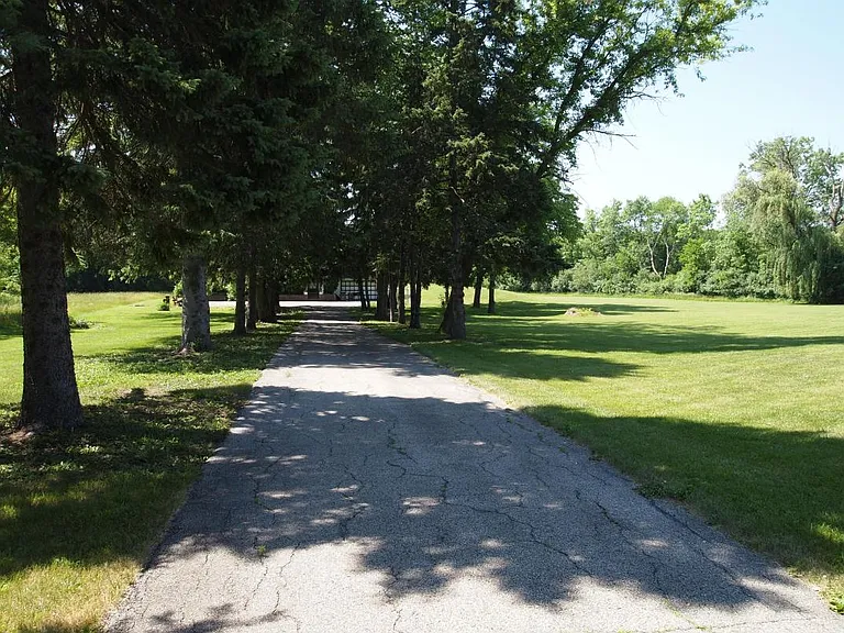 691 W Everett Rd — Photo 2