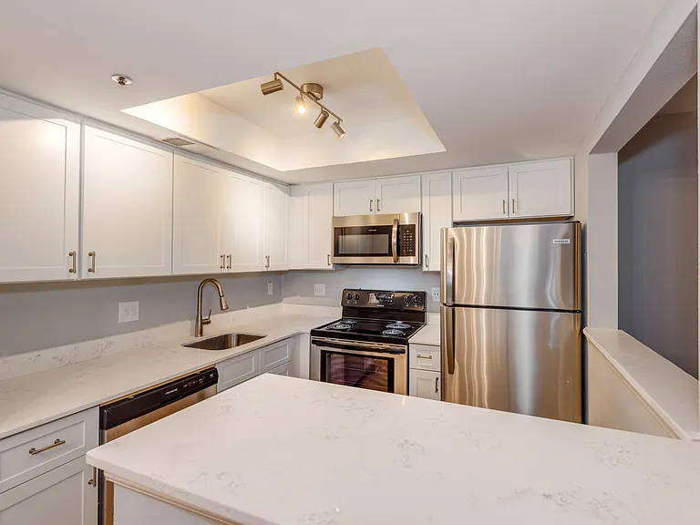 Woodford Apartments — Photo 24