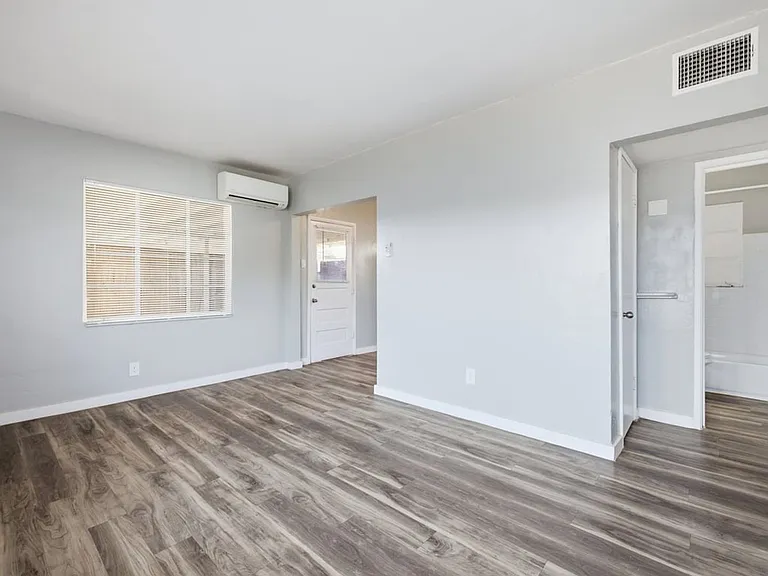 2120 N Forgeus Ave #B — Photo 6
