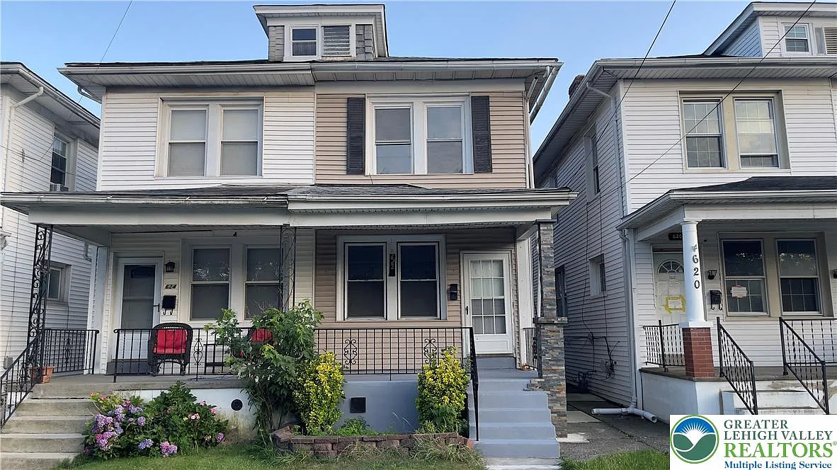 3 bed, 1176 sqft, $2,200 — Photo 1
