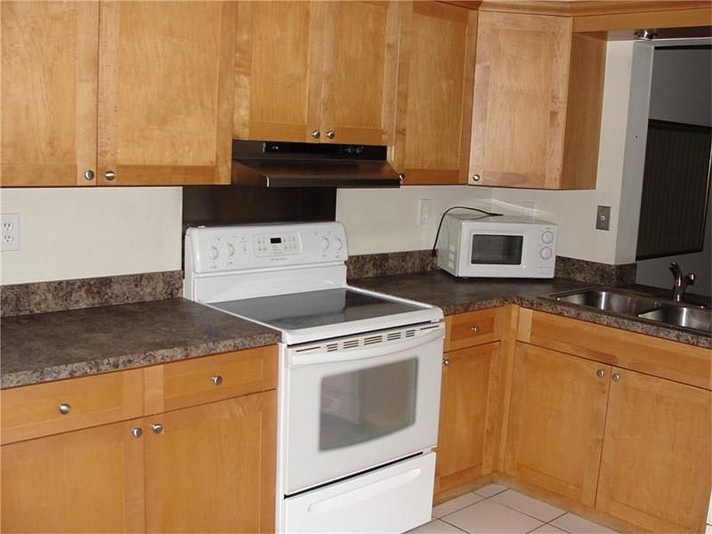 2nd image of 132 E Laurel Dr