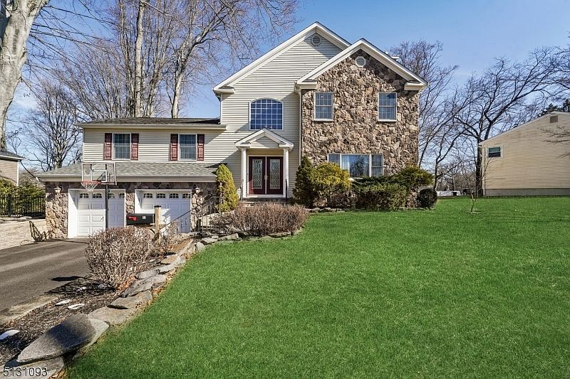1st image of 32 Circle Rd