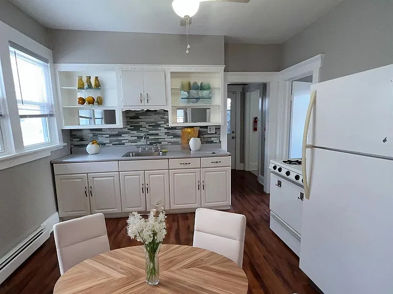 156 Holly St — Photo 3