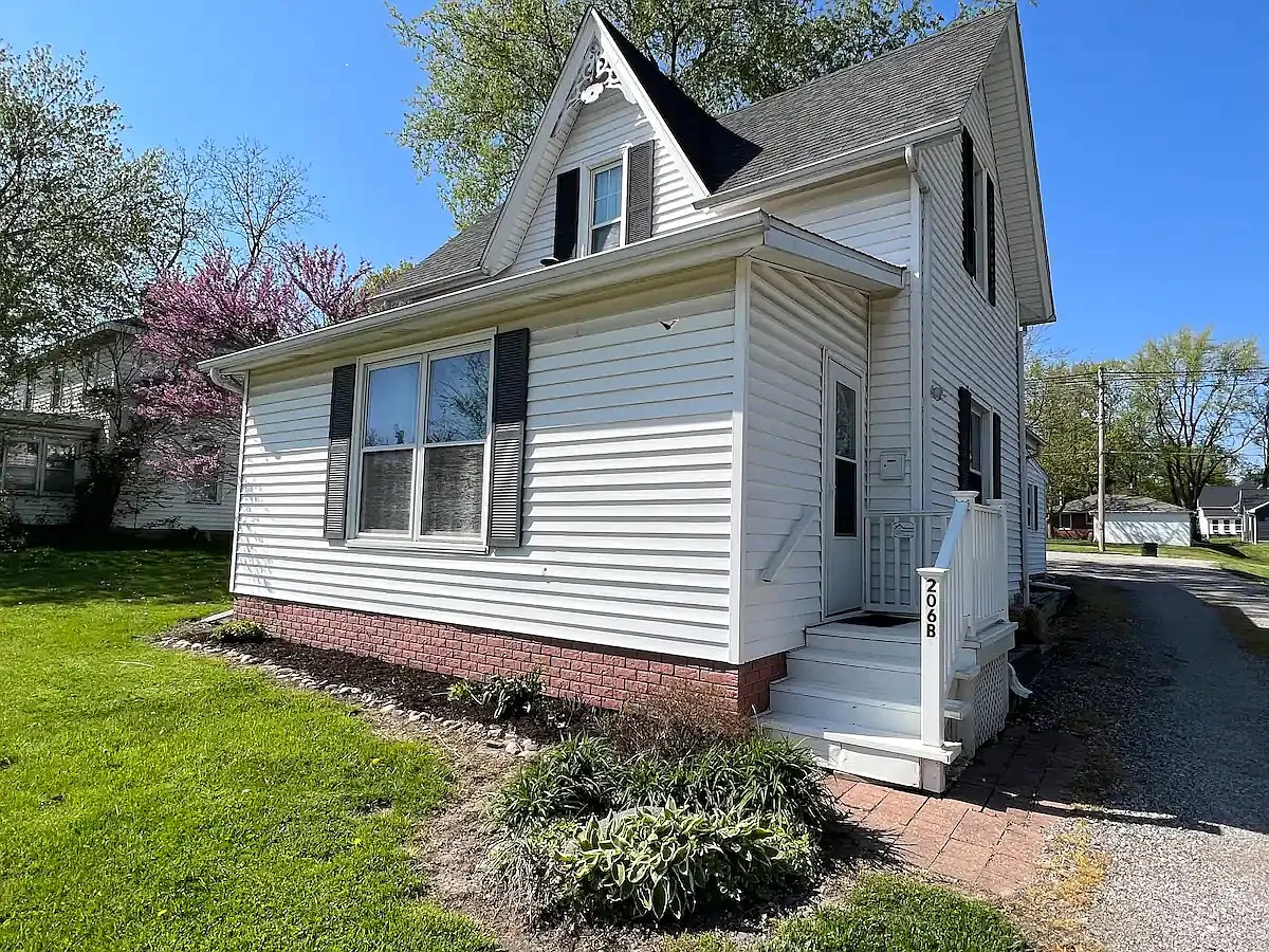 206 E Oak St photo 1
