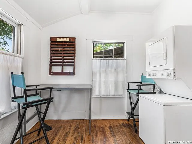 2213 N Flores St — Photo 29