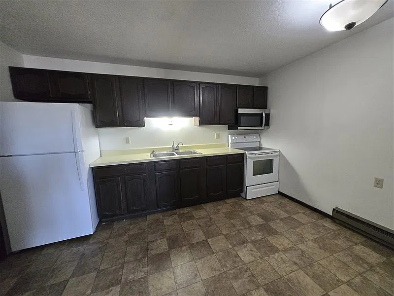 2 bed, 1.0 bath, 836 sqft, $850 — Photo 2