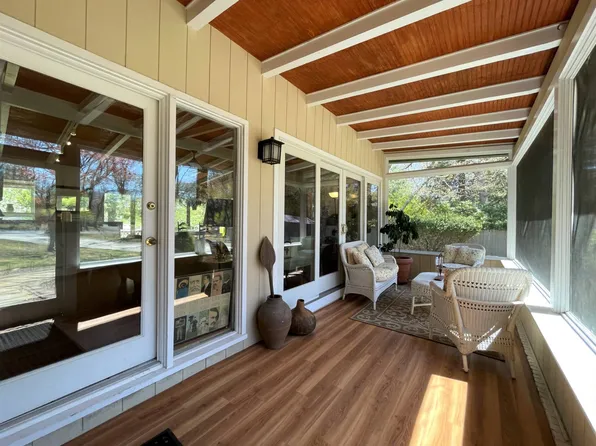 https://photos.zillowstatic.com/fp/94224537a459d3a21818c8ef5195d6f7-p_e.webp