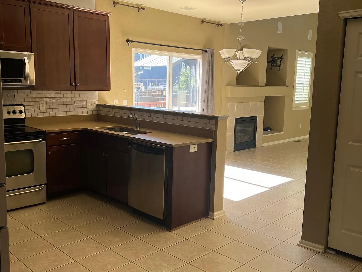 3 bed, 2617 sqft, $2,999 — Photo 4