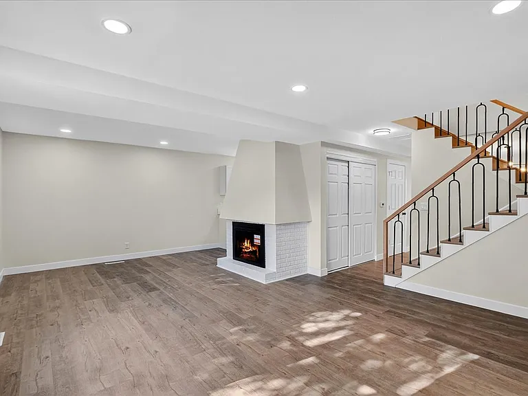 208 Coral Dr — Photo 2