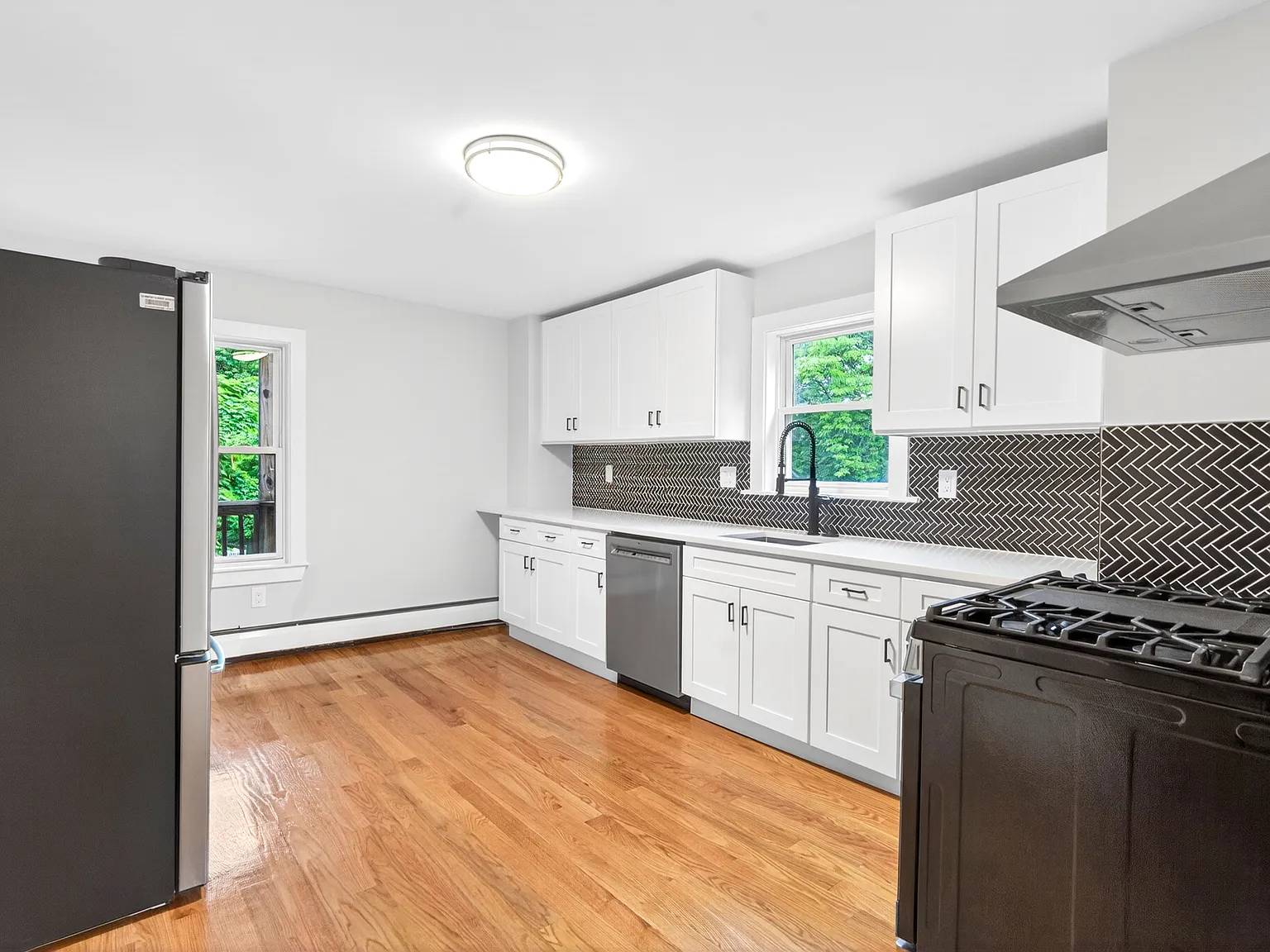 3 bed, 1.5 bath, 9999 sqft, $3,375 — Photo 2