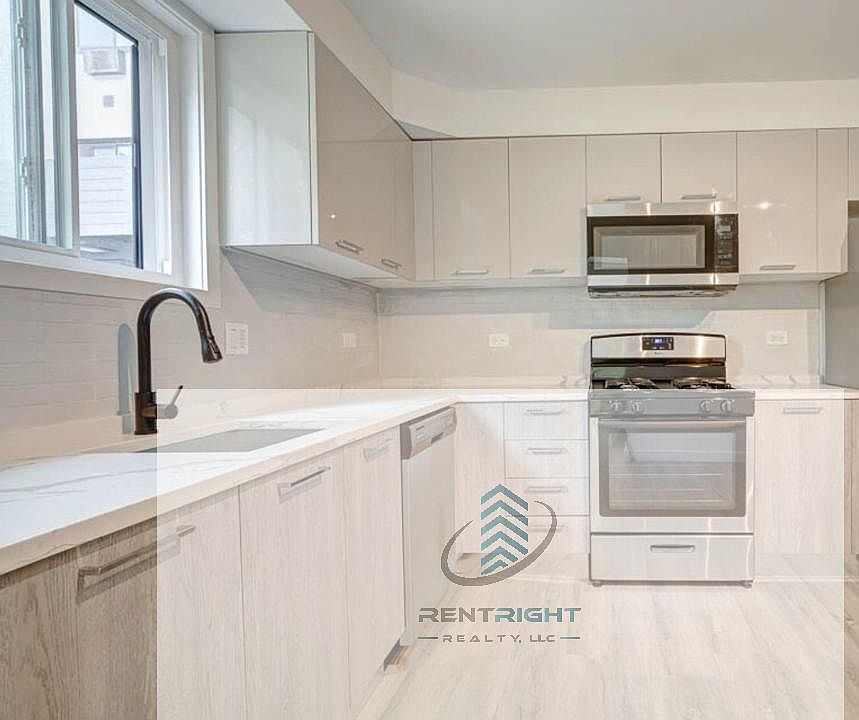 1st image of 7621 N Sheridan Rd #3B