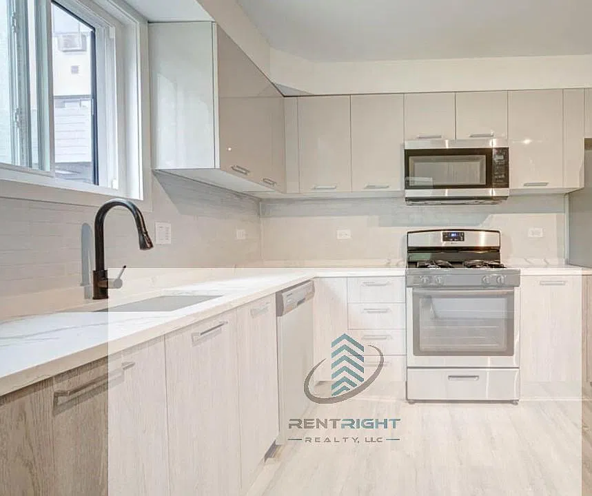7621 N Sheridan Rd #2H