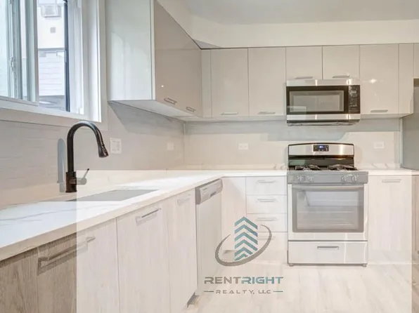 7621 N Sheridan Rd, Chicago, IL