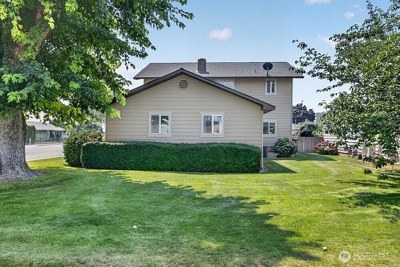 5th image of 905 4th Ave SE