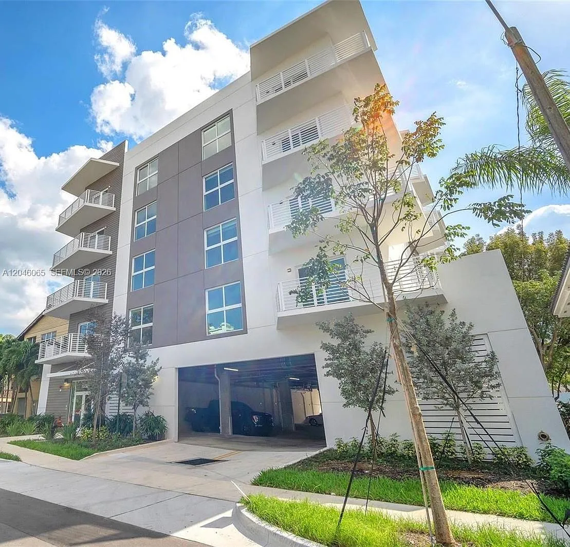 1 bed, 1.0 bath, 976 sqft, $2,400 — Photo 1
