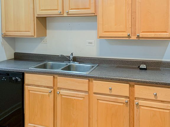 2nd image of 2450 1/2 N Southport Ave #302