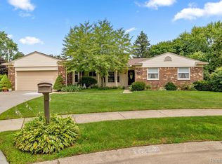 46208 Green Valley Ct, Plymouth, MI 48170