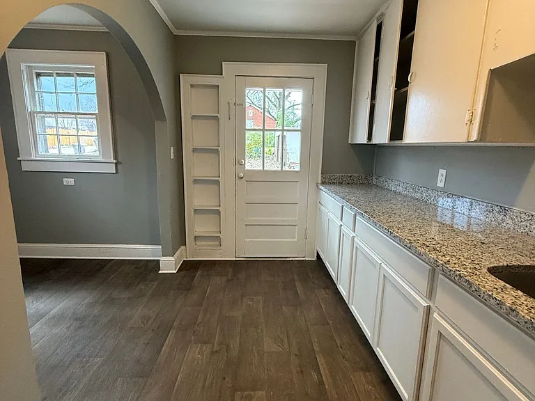 703 Louise St #703 — Photo 5
