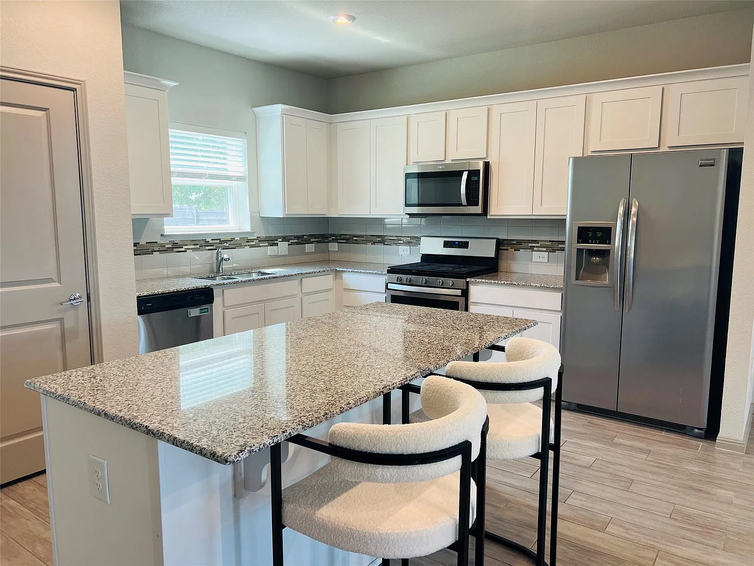 3 bed, 2.5 bath, 1840 sqft, $2,100 — Photo 3