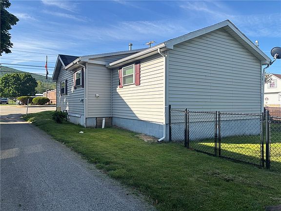 2nd image of 109 Paull St