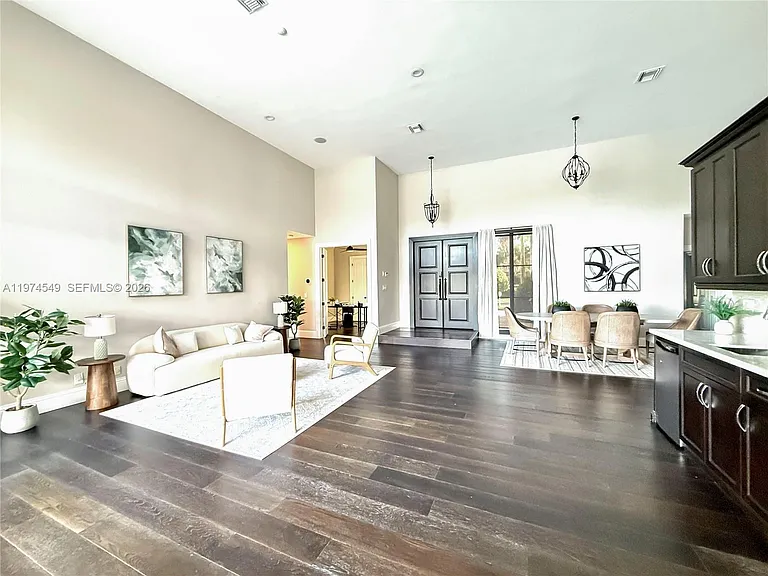 400 Alexandra Cir — Photo 4