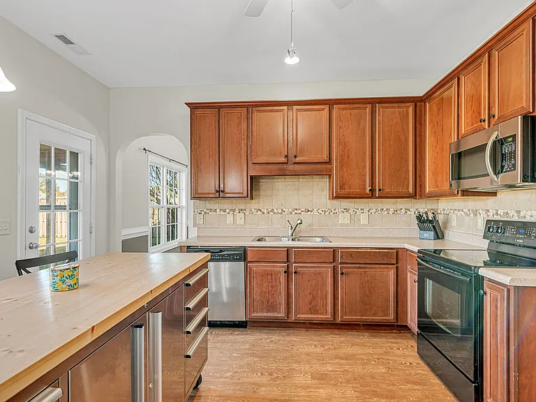 218 Maidstone Dr — Photo 13