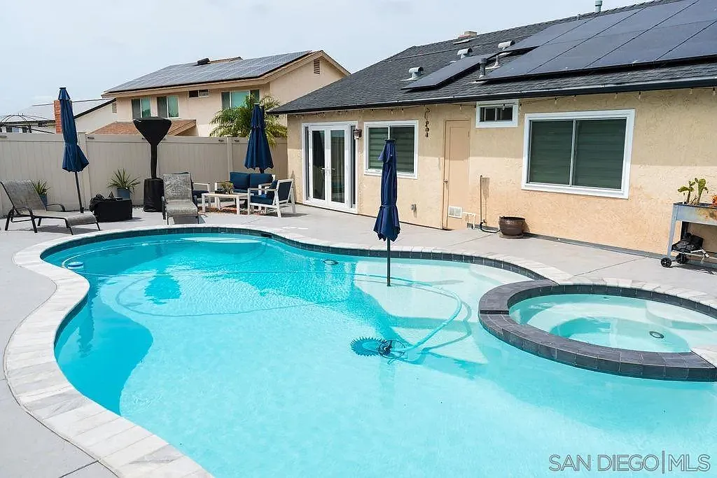 3 bed, 2.0 bath, 1196 sqft, $4,100 — Photo 1