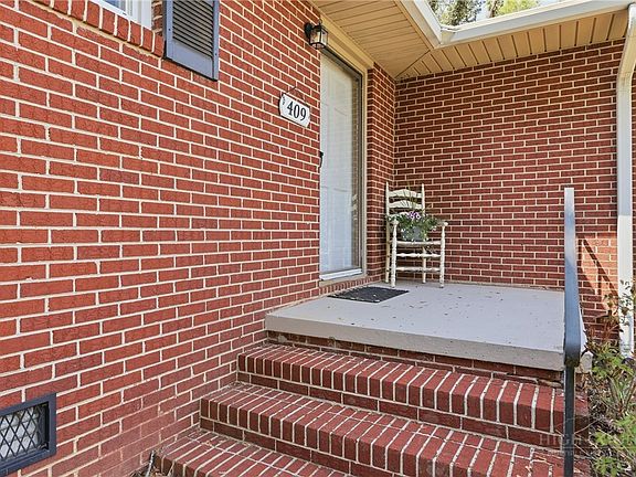 3rd image of 409 NE Walnut Place