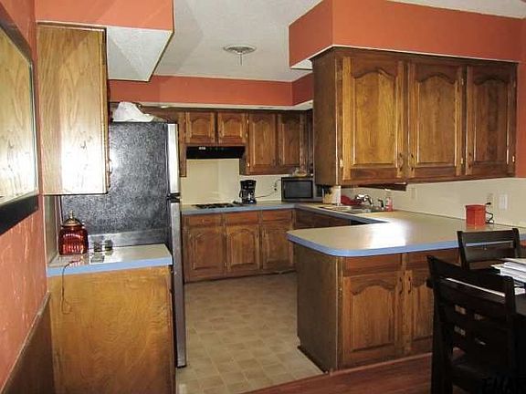 4th image of 121 N Burdel Ln