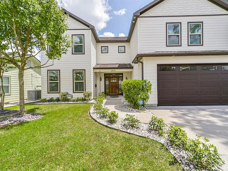 1317 Chantilly Ln — Photo 2