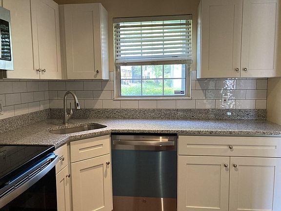 White Shaker Cabinets & Wave Backsplash