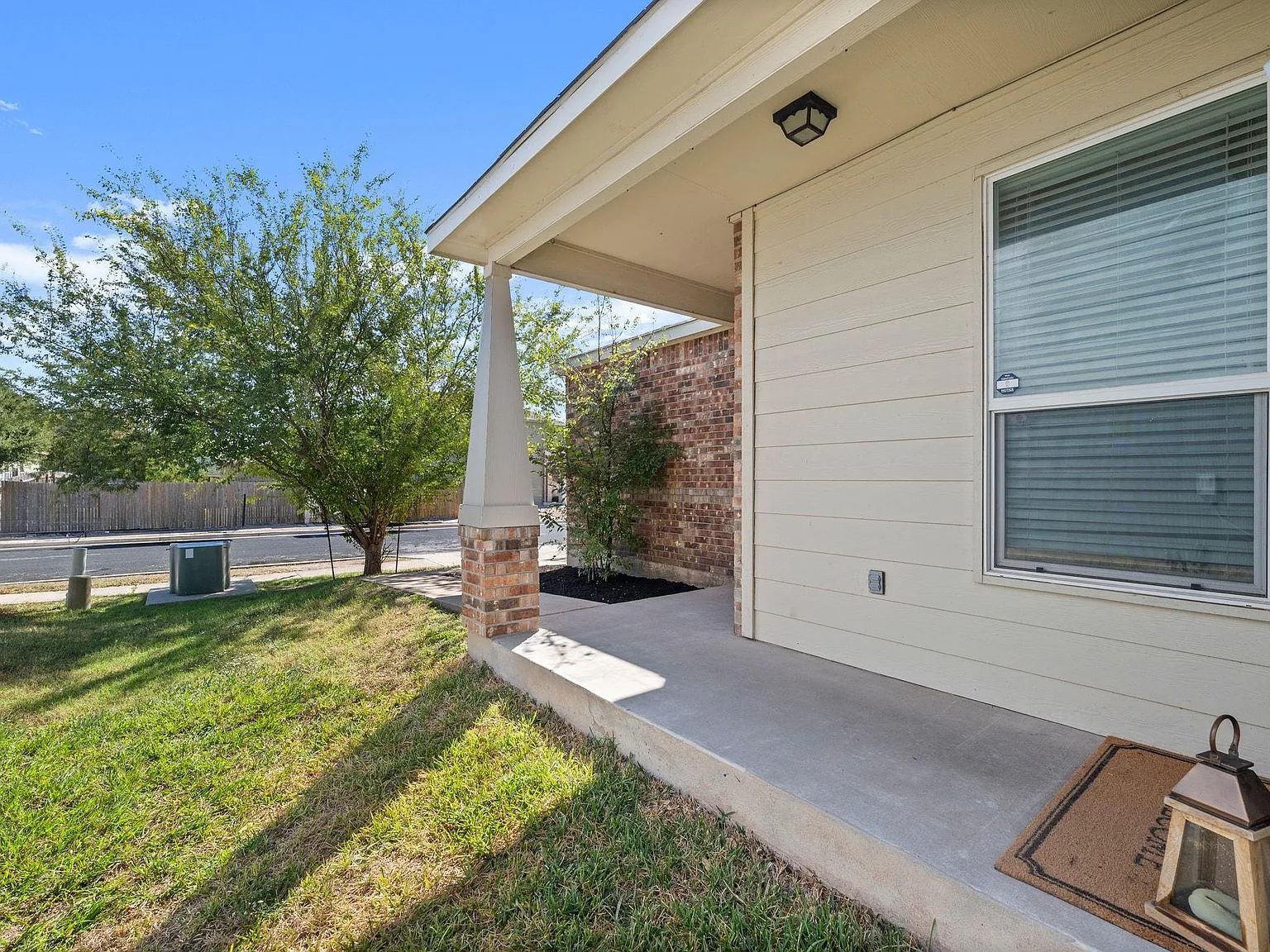 3 bed, 2.0 bath, 1207 sqft, $1,925 — Photo 3