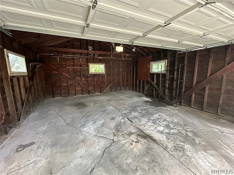 1835 Military Rd — Photo 4