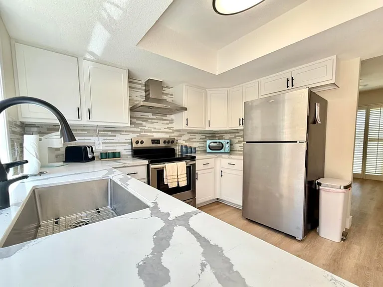 6147 E Lewis Ave — Photo 2