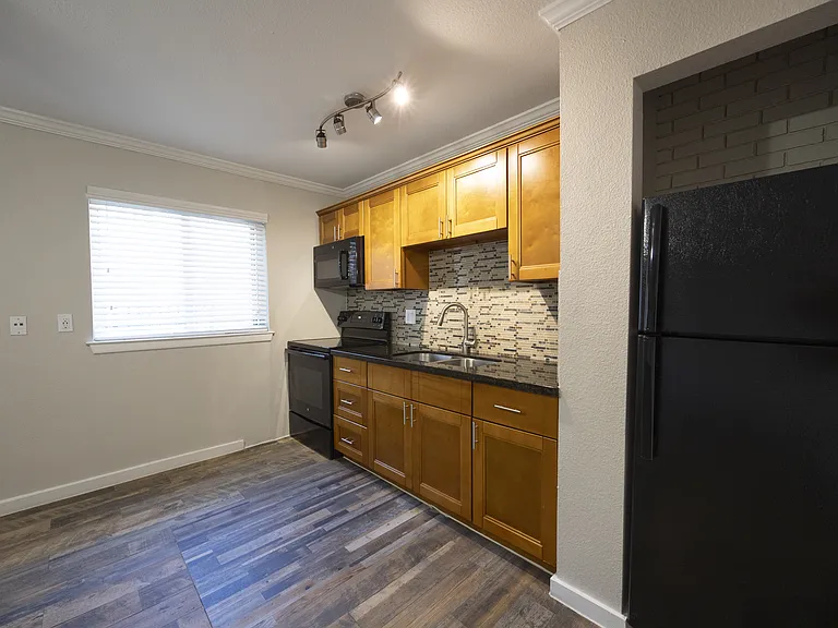 220 West Alabama Apartments — Photo 15