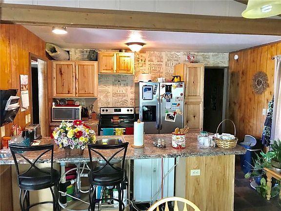 4th image of 504 N Pecan St