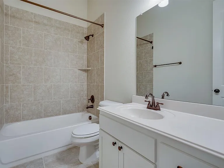 4221 Broadway Ave — Photo 6