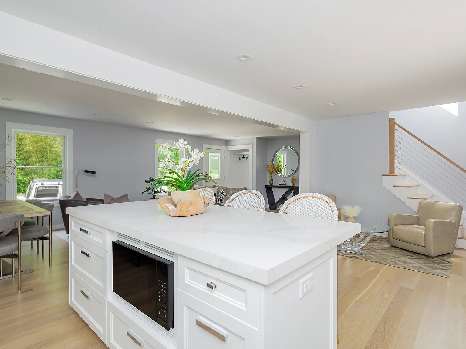 Close to East Hampton Bay Beaches with pool! — Photo 4