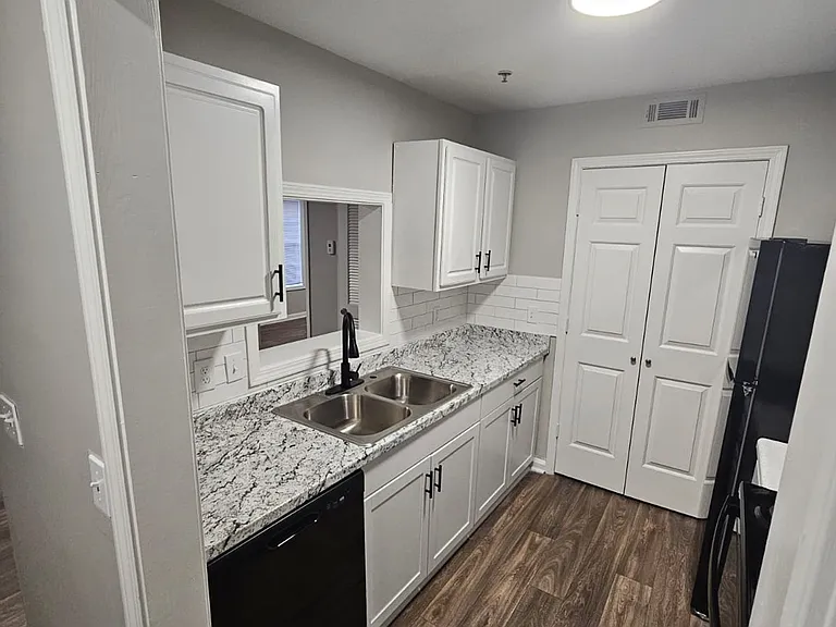 Chelsea Court Apartments — Photo 7