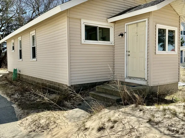 107 Lakeshore Dr, Manistee, MI 49660