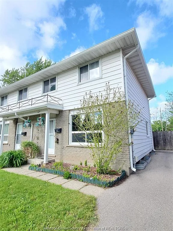 3 bed, $2,700 — Photo 1