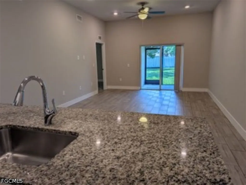 3 bed, 2.0 bath, 1245 sqft, $1,800 — Photo 3