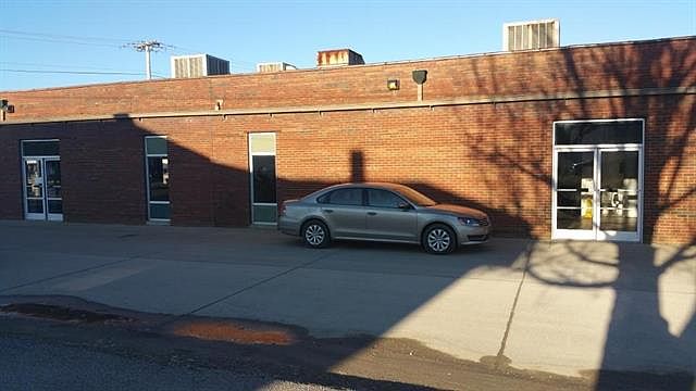 2nd image of 2833 Main St