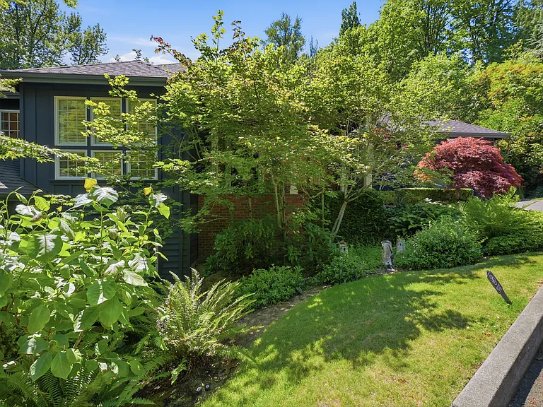 227 NW Seblar Dr — Photo 4