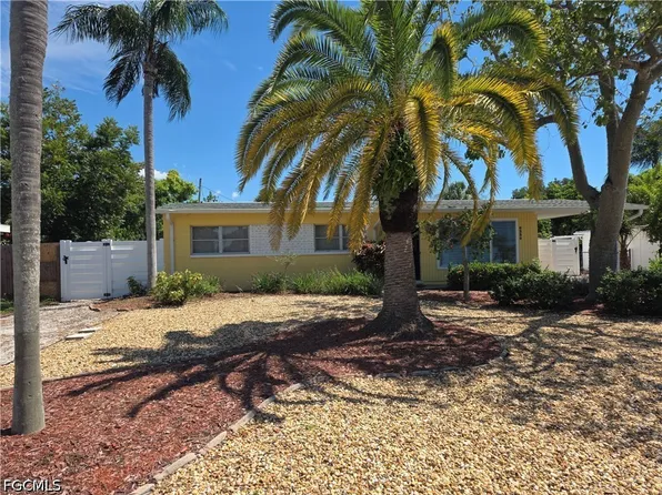 6235 Columbia Dr, Bradenton, FL 34207