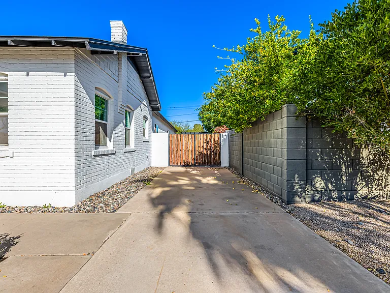 938 E Coronado Rd — Photo 75