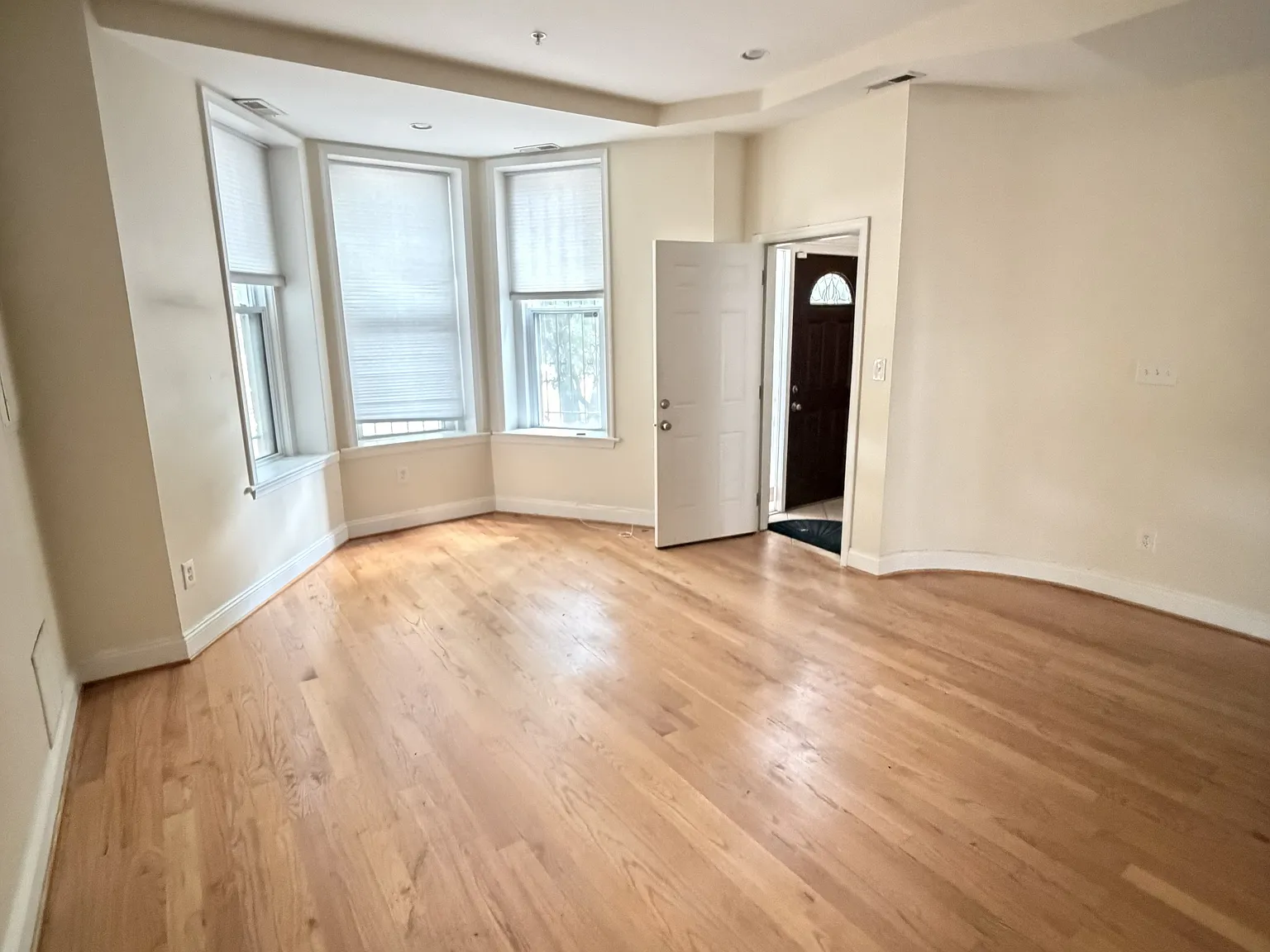 1 bed, 850 sqft, $2,850 — Photo 1