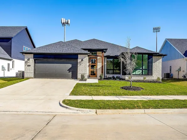 121 Paxton Cir, Arlington, TX 76013