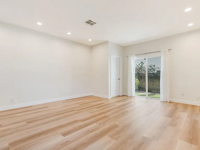 1100 S Highland Ave — Photo 7