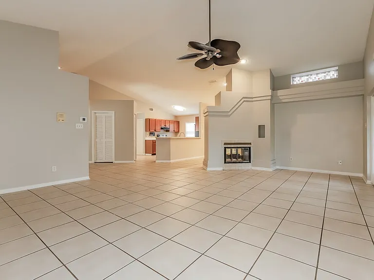 1521 Vernon Ct — Photo 4